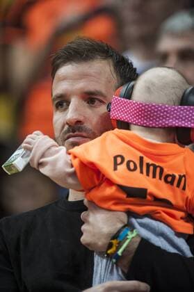 Sweden Netherlands 21 24 17 12 2017 Barclecard Arena Hamburg Handball Womens World Cup Sweden Neiderland 21 24 Pictured Rafael van der Vaart with daughter Jesslynn have watched partner Estavana Polman