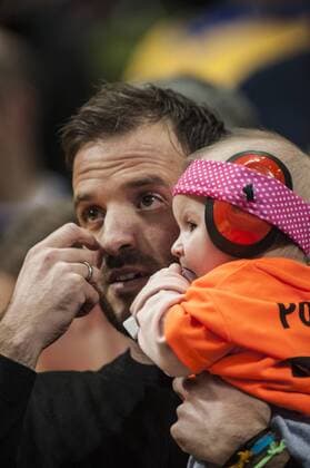Sweden Netherlands 21 24 17 12 2017 Barclecard Arena Hamburg Handball Womens World Cup Sweden Neiderland 21 24 Pictured Rafael van der Vaart with daughter Jesslynn have watched partner Estavana Polman