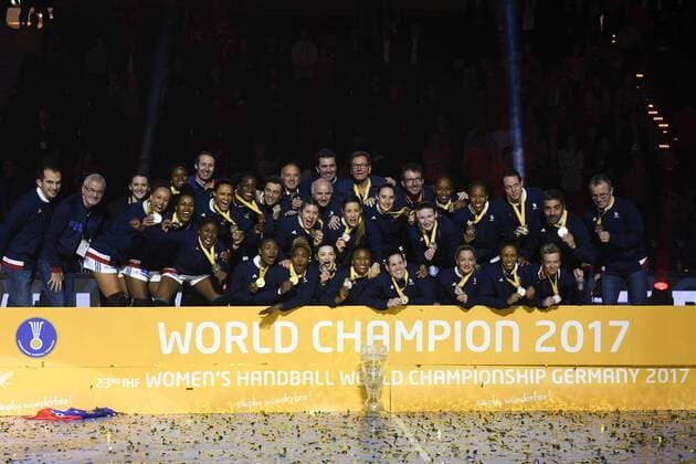 GER IHF World Cup 2017 Final France vs Norway 17 12 17 Barceycard Arena Hamburg GER GERF World Cup 2017 Final France vs Norway in the picture the French team cheers over the world title and the victory nordphotox xWitke nph00002