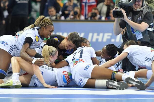 GER IHF World Cup 2017 Final France vs Norway 17 12 17 Barceycard Arena Hamburg GER GERF World Cup 2017 Final France vs Norway in the picture the French team cheers over the world title and the victory nordphotox xWitke nph00002