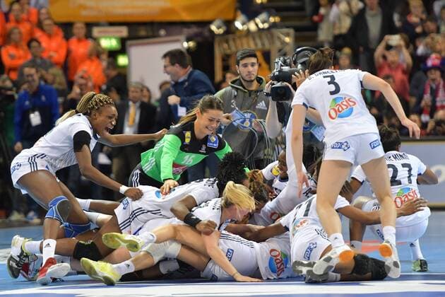 GER IHF World Cup 2017 Final France vs Norway 17 12 17 Barceycard Arena Hamburg GER GERF World Cup 2017 Final France vs Norway in the picture the French team cheers over the world title and the victory nordphotox xWitke nph00002