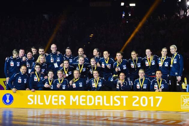 171217 Norways player with silver medals after the final between France and Norway during the World Cups World Cup on 17 December 2017 in Hamburg  Copyright: CARLxSANDIN BB171217CS188