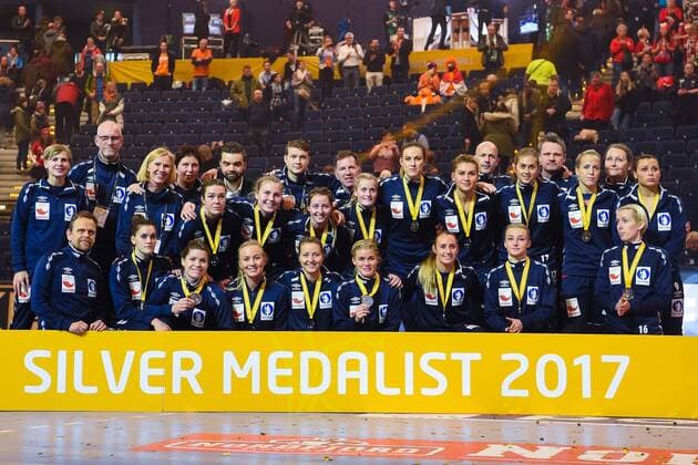 171217 Norways player with silver medals after the final between France and Norway during the World Cups World Cup on 17 December 2017 in Hamburg  Copyright: CARLxSANDIN BB171217CS189