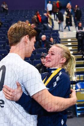 171217 Norways Stine Bredal Oftedal with the boyfriend Rune Dahmke after the final between France and Norway during the World Cup on 17 December 2017 in Hamburg  Copyright: CARLxSANDIN BB171217CS190