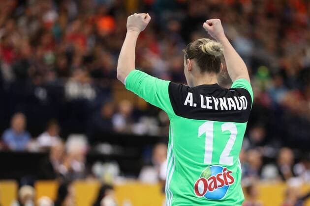France Norway 23 IHF Womens Handball Womens World Cup Hamburg 17 12 17 Hamburg 17 12 17 Sport Handball 23 IHF Womens Handball Womens World Cup Final France Norway Cheering joy over held ball at Amandine Leynaud France 12 xmmkx