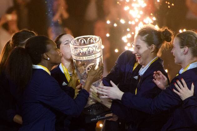 171217 Frances Alexandra Lacrabere kissed the cup after the final between France and Norway during the World Cup on 17 December 2017 in Hamburg  Copyright: CARLxSANDIN BB171217CS194