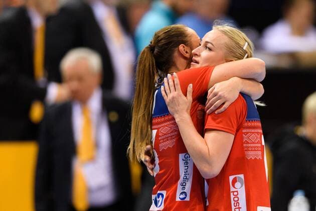 171217 Norways Camilla Herrem hugs about Stine Bredal Oftedal after the final between France and Norway during the World Cup on 17 December 2017 in Hamburg  Copyright: CARLxSANDIN BB171217CS198