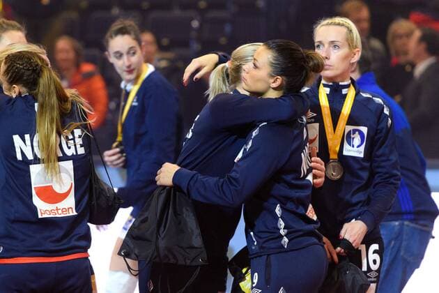 171217 Norways Nora Mørk dumps after the final between France and Norway during the World Cup on 17 December 2017 in Hamburg  Copyright: CARLxSANDIN BB171217CS202