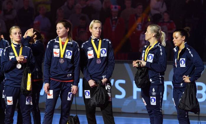 171217 Norways Stine Bredal Oftedal Sanna Charlotte Solberg Murderer Katrine Lunde Heidi Loke and Nora Mork dump their medals after the final between France and Norway during the World Cup World Cup on 17 December 2017 in Hamburg  Copyright: CARLxSANDIN BB171217CS204