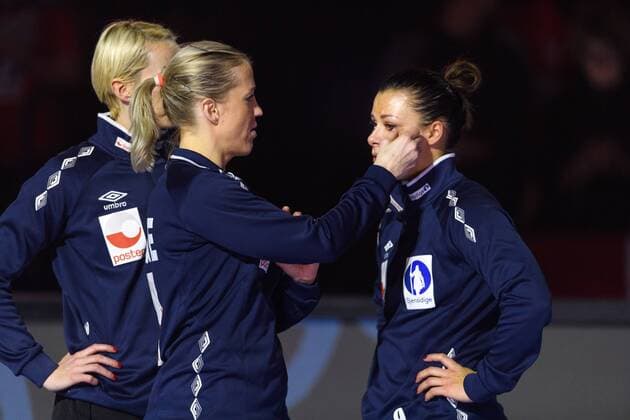 171217 Norways Heidi Loke dries one takes from Nora Mork after the final between France and Norway during the World Cup on 17 December 2017 in Hamburg  Copyright: CARLxSANDIN BB171217CS205