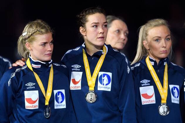 171217 Norways Veronica Egebakken Kristiansen Kari Brattset and Emilie Christensen with their medals after the final between France and Norway during the World Cup on 17 December 2017 in Hamburg  Copyright: CARLxSANDIN BB171217CS207
