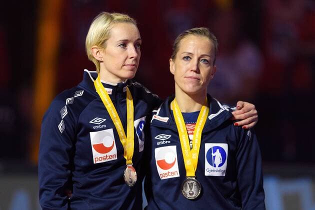 171217 Norways malfunction Katrine Lunde and Heidi Loke with their medals after the final between France and Norway during the World Cup on 17 December 2017 in Hamburg  Copyright: CARLxSANDIN BB171217CS208