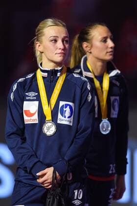 171217 Norways Stine Bredal Oftedal with his medal after the final between France and Norway during the World Cup on 17 December 2017 in Hamburg  Copyright: CARLxSANDIN BB171217CS209