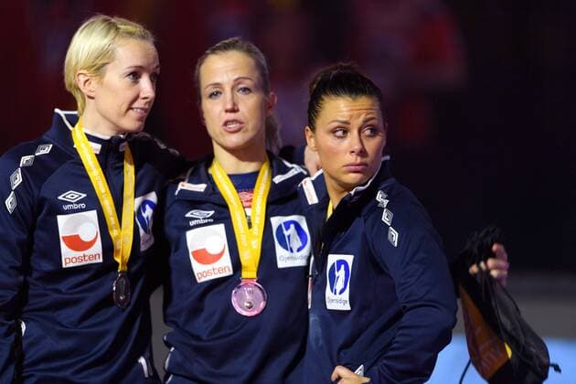 171217 Norways malfunction Katrine Lunde Heidi Loke and Nora Mork with their medals after the final between France and Norway during the World Cups World Cup on 17 December 2017 in Hamburg  Copyright: CARLxSANDIN BB171217CS211
