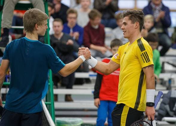 MARVIN MOELLER congratulates the winner DANIEL MASUR Copyright: xJuergenxHasenkopfx