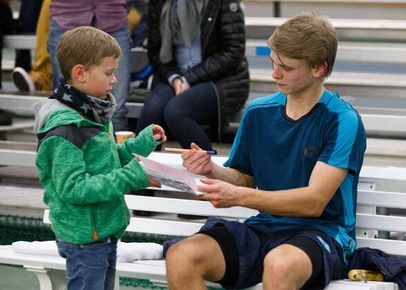 MARVIN MOELLER writes autograph for little boys award ceremony Copyright: xJuergenxHasenkopfx