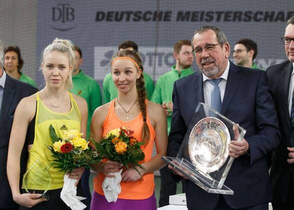 Winner TAMARA KORPATSCH and finalist KATHARINA HOBGARSKI and DTB Vice President Thomas Heil award ceremony Copyright: xJuergenxHasenkopfx
