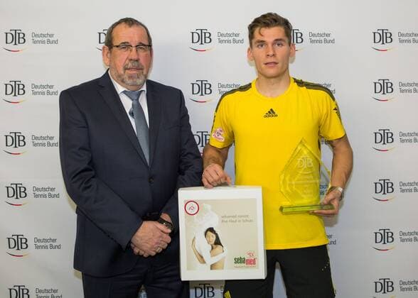 Winner DANIEL MASUR and DTB Vice President Thomas Heil award ceremony Copyright: xJuergenxHasenkopfx