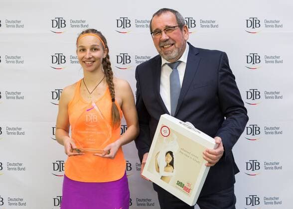 TAMARA KORPATSCH and DTB Vice President Thomas Heil Award ceremony Copyright: xJuergenxHasenkopfx