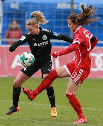 Sara Däbritz re FC Bayern München v Jackie Groenen 1 FFC Frankfurt Womens Football 1 BL 17 12 2017 Grünwalderstadion FC Bayern Munich 1 FFC Frankfurt