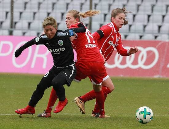 Melanie Leupolz and Carina Wenninger FC Bayern Munich v Kumi Yokoyama 1 FFC Frankfurt Womens Football 1 BL 17 12 2017 Grünwalderstadion FC Bayern Munich 1 FFC Frankfurt