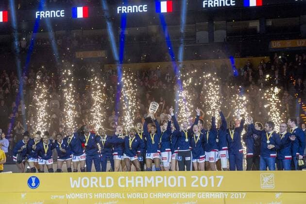 France is world champion and celebrates the award ceremony Hamburg Hamburg Germany Barclaycard Arena Copyright: xAgentur54Gradx xThomasxSobczakx