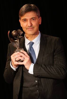 Bilder des Tages - SPORT Charleroi s head coach Felice Mazzu poses with the trophy for the photographer at the seventh edition of the Raymond Goethals award, for the coach who was the closest to Raymond Goethals, Monday 18 December 2017, in Genval. VIRGINIExLEFOUR  x05256470x