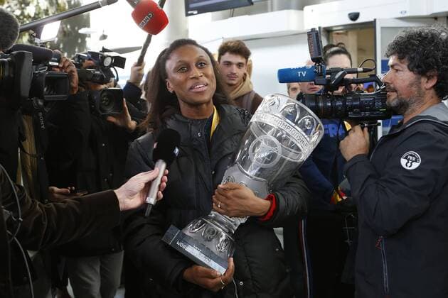 Bilder des Tages - SPORT Siraba Dembele HANDBALL : Retour de l equipe de France feminine de Handball - Roissy CDG - 18 12 2017 MichaelBaucher Panoramic 