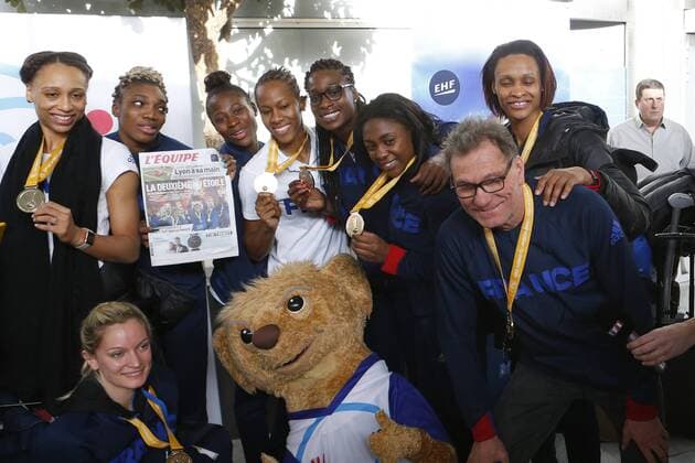 Olivier Krumbholz et les joueuses de l equipe de France feminine HANDBALL : Retour de l equipe de France feminine de Handball - Roissy CDG - 18 12 2017 MichaelBaucher Panoramic 