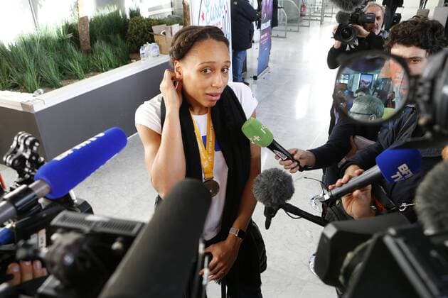 Beatrice Edwige HANDBALL : Retour de l equipe de France feminine de Handball - Roissy CDG - 18 12 2017 MichaelBaucher Panoramic 