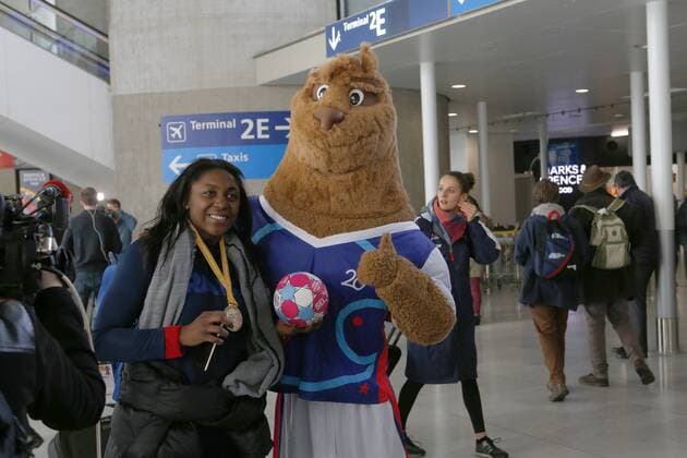 joueuses de l equipe de France feminine HANDBALL : Retour de l equipe de France feminine de Handball - Roissy CDG - 18 12 2017 MichaelBaucher Panoramic 