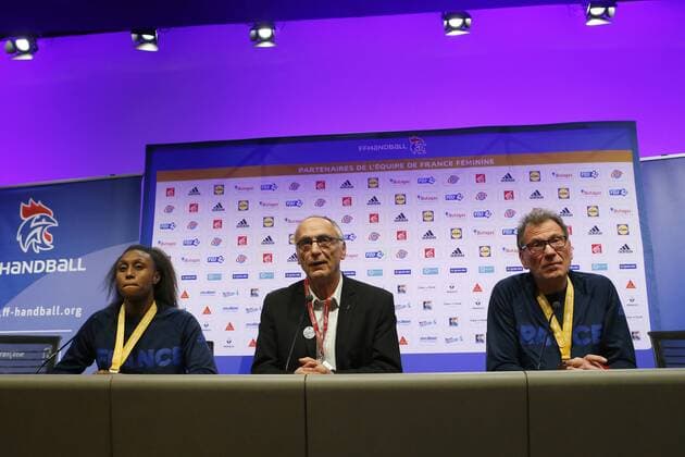 Siraba Dembele - Joel Delplanque (President de la Federation Francaise de Handball) - Olivier Krumbholz HANDBALL : Conference de presse de l equipe de France feminine de Handball - Roissy CDG - 18 12 2017 MichaelBaucher Panoramic 