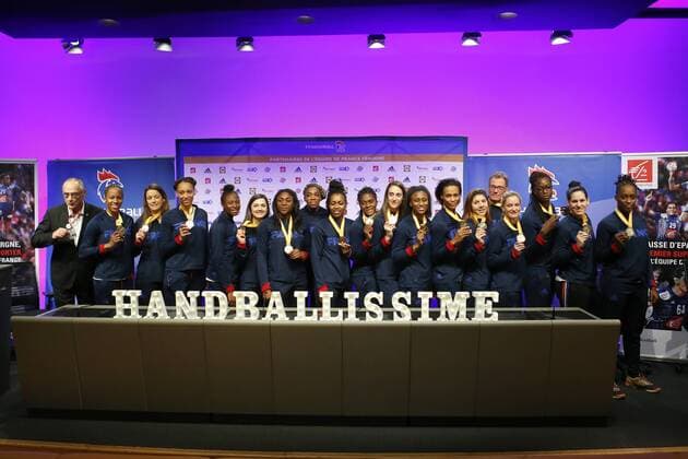 Joel Delplanque (President de la Federation Francaise de Handball) - Olivier Krumbholz - Joueuses de l Equipe de France de Handball HANDBALL : Conference de presse de l equipe de France feminine de Handball - Roissy CDG - 18 12 2017 MichaelBaucher Panoramic 