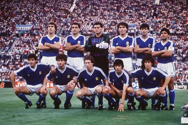 SQUADRA: NESTOR LORENZO, JOSE SERRIZUELA, SERGIO GOYCOCHEA, OSCAR RUGGERI, JUAN SIMON, DIEGO MARADONA; JORGE BURRUCHAGA, GUSTAVO DEZOTTI, NESTOR SENSINI, JOSE BASUALDO, PEDRO TROGLIO CAMPIONATI MONDIALI ITALIA 1990 FINALE GERMANIA OVEST-ARGENTINA