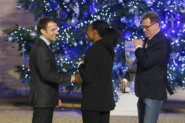 Bilder des Tages - SPORT Emmanuel Macron - Olivier Krumbholz - Siraba Dembele HANDBALL : Emmanuel Macron recoit les Handballeuses Francaises a l Elysee - 18 12 2017 MichaelBaucher Panoramic 