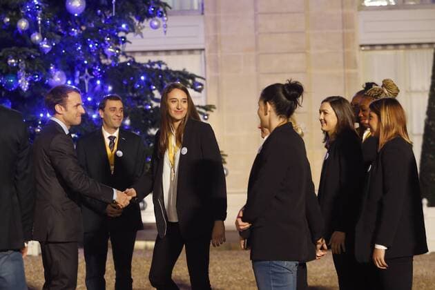 Emmanuel Macron felicite les Handballeuses Francaises HANDBALL : Emmanuel Macron recoit les Handballeuses Francaises a l Elysee - 18 12 2017 MichaelBaucher Panoramic 
