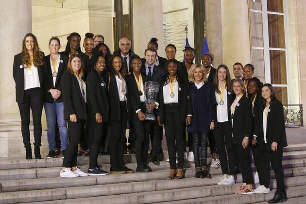 Bilder des Tages - SPORT Emmanuel Macron accompagne de Brigitte Macron reoivent les Handballeuses Francaises - Olivier Krumbholz - Joel Delplanque (President de la Federation Francaise de Handball) HANDBALL : Emmanuel Macron recoit les Handballeuses Francaises a l Elysee - 18 12 2017 MichaelBaucher Panoramic 