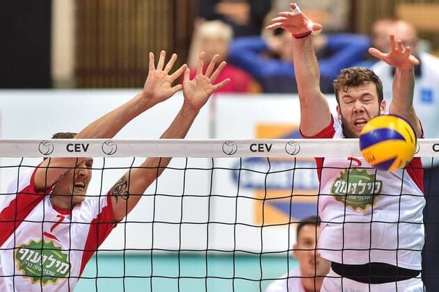 L-R Zleva Alexander Osokin and Maximililan Kevin Foyer of Hapoel in action during the 2018 CEV Volleyball Champions League - Men, 3rd Round, qualification match VK Jihostroj Ceske Budejovice vs Hapoel Mate-Asher Akko in Ceske Budejovice, Czech Republic, on December 20, 2017. (CTKxPhoto VaclavxPancer) CTKPhotoP201712200906901  VPC_4
