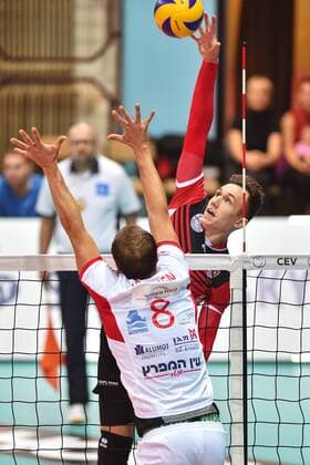 L-R Axel Jacobsen of Hapoel and Pawel Halaba of Budejovice in action during the 2018 CEV Volleyball Champions League - Men, 3rd Round, qualification match VK Jihostroj Ceske Budejovice vs Hapoel Mate-Asher Akko in Ceske Budejovice, Czech Republic, on December 20, 2017. (CTKxPhoto VaclavxPancer) CTKPhotoP201712200927101  vpc