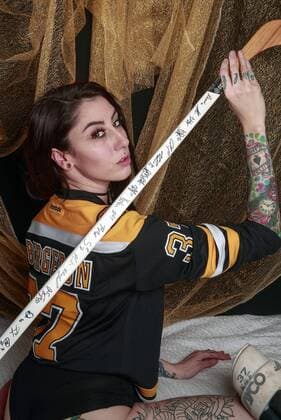 MANCHGESTER, NH - DECEMBER 12: Model Alexandra Lyn poses for a Boston Bruins Themed Portrait Session on December 12, 2017, in Manchester, NH. (Photo by Fred Kfoury III Icon Sportswire) NHL Eishockey Herren USA DEC 12 Boston Bruins Themed Portrait Session Icon482171212002 EDITORIAL USE ONLY