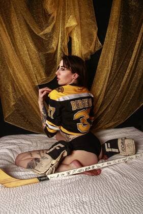 MANCHGESTER, NH - DECEMBER 12: Model Alexandra Lyn poses for a Boston Bruins Themed Portrait Session on December 12, 2017, in Manchester, NH. (Photo by Fred Kfoury III Icon Sportswire) NHL Eishockey Herren USA DEC 12 Boston Bruins Themed Portrait Session Icon482171212003 EDITORIAL USE ONLY