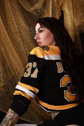 MANCHGESTER, NH - DECEMBER 12: Model Alexandra Lyn poses for a Boston Bruins Themed Portrait Session on December 12, 2017, in Manchester, NH. (Photo by Fred Kfoury III Icon Sportswire) NHL Eishockey Herren USA DEC 12 Boston Bruins Themed Portrait Session Icon482171212005 EDITORIAL USE ONLY
