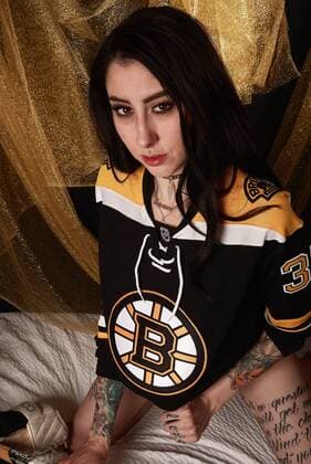 MANCHGESTER, NH - DECEMBER 12: Model Alexandra Lyn poses for a Boston Bruins Themed Portrait Session on December 12, 2017, in Manchester, NH. (Photo by Fred Kfoury III Icon Sportswire) NHL Eishockey Herren USA DEC 12 Boston Bruins Themed Portrait Session Icon482171212013 EDITORIAL USE ONLY