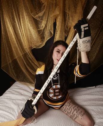 MANCHGESTER, NH - DECEMBER 12: Model Alexandra Lyn poses for a Boston Bruins Themed Portrait Session on December 12, 2017, in Manchester, NH. (Photo by Fred Kfoury III Icon Sportswire) NHL Eishockey Herren USA DEC 12 Boston Bruins Themed Portrait Session Icon482171212016 EDITORIAL USE ONLY