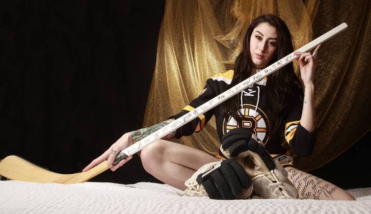 MANCHGESTER, NH - DECEMBER 12: Model Alexandra Lyn poses for a Boston Bruins Themed Portrait Session on December 12, 2017, in Manchester, NH. (Photo by Fred Kfoury III Icon Sportswire) NHL Eishockey Herren USA DEC 12 Boston Bruins Themed Portrait Session Icon482171212017 EDITORIAL USE ONLY