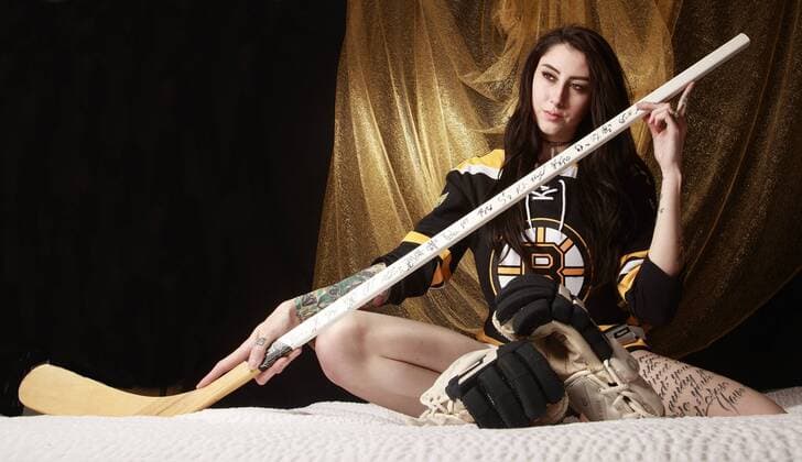 MANCHGESTER, NH - DECEMBER 12: Model Alexandra Lyn poses for a Boston Bruins Themed Portrait Session on December 12, 2017, in Manchester, NH. (Photo by Fred Kfoury III Icon Sportswire) NHL Eishockey Herren USA DEC 12 Boston Bruins Themed Portrait Session Icon482171212018 EDITORIAL USE ONLY