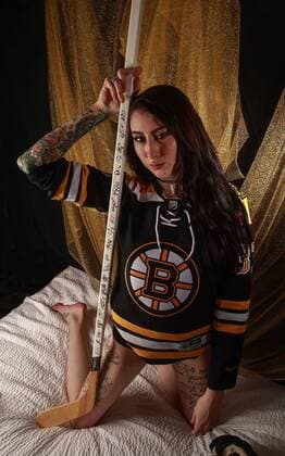 MANCHGESTER, NH - DECEMBER 12: Model Alexandra Lyn poses for a Boston Bruins Themed Portrait Session on December 12, 2017, in Manchester, NH. (Photo by Fred Kfoury III Icon Sportswire) NHL Eishockey Herren USA DEC 12 Boston Bruins Themed Portrait Session Icon482171212031 EDITORIAL USE ONLY