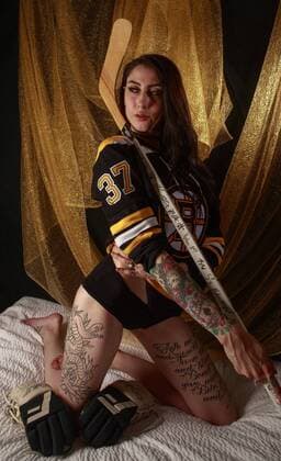 MANCHGESTER, NH - DECEMBER 12: Model Alexandra Lyn poses for a Boston Bruins Themed Portrait Session on December 12, 2017, in Manchester, NH. (Photo by Fred Kfoury III Icon Sportswire) NHL Eishockey Herren USA DEC 12 Boston Bruins Themed Portrait Session Icon482171212032 EDITORIAL USE ONLY