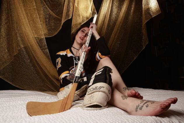 MANCHGESTER, NH - DECEMBER 12: Model Alexandra Lyn poses for a Boston Bruins Themed Portrait Session on December 12, 2017, in Manchester, NH. (Photo by Fred Kfoury III Icon Sportswire) NHL Eishockey Herren USA DEC 12 Boston Bruins Themed Portrait Session Icon482171212034 EDITORIAL USE ONLY