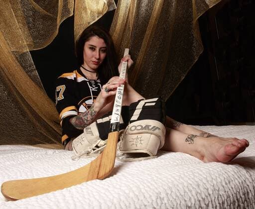 MANCHGESTER, NH - DECEMBER 12: Model Alexandra Lyn poses for a Boston Bruins Themed Portrait Session on December 12, 2017, in Manchester, NH. (Photo by Fred Kfoury III Icon Sportswire) NHL Eishockey Herren USA DEC 12 Boston Bruins Themed Portrait Session Icon482171212035 EDITORIAL USE ONLY